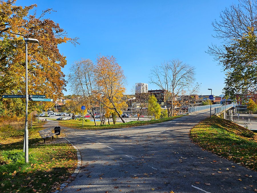 Väsbymiljö med cykelväg på västra sidan om järnvägen.