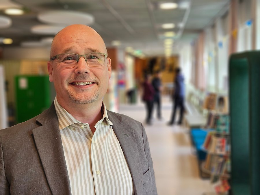 Johan Segerfeldt som är rektor på Väsby skola.