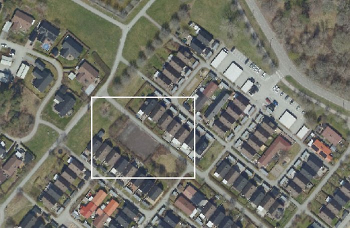 Flygfoto som visar området där asfaltsytan ligger. Asfaltsytan är markerad med en vit fyrkant.