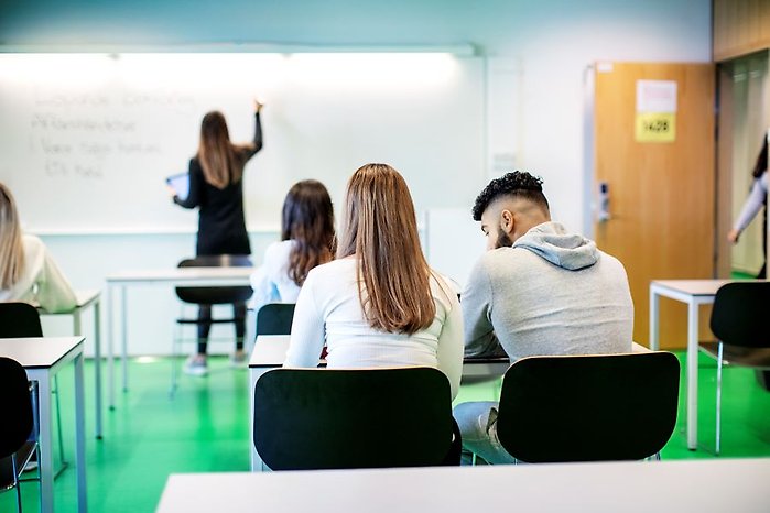 Bild på elever i trappan på Väsby Nya Gymnasium